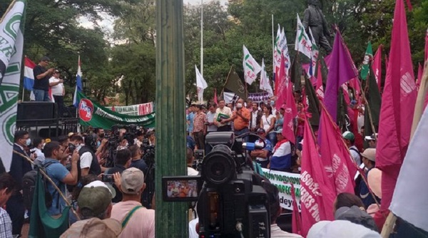 Campesinos de la FNC marchan en Asunción en reclamo de varias reivindicaciones