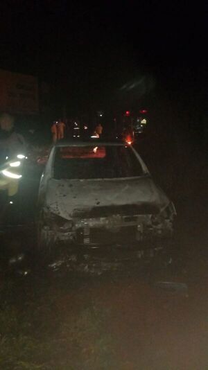 Queman auto supuestamente usado en el doble homicidio