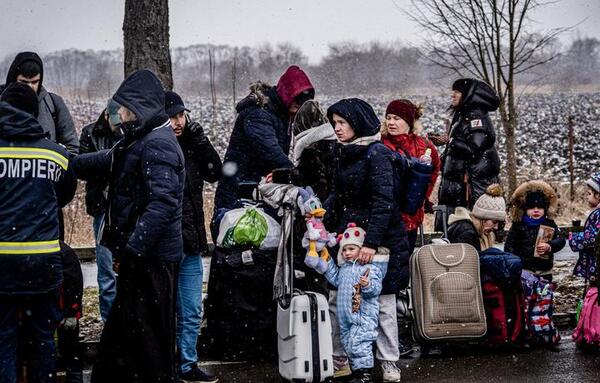 Europa asiste a ucranianos con subsidios y permisos de trabajo, tras éxodo masivo