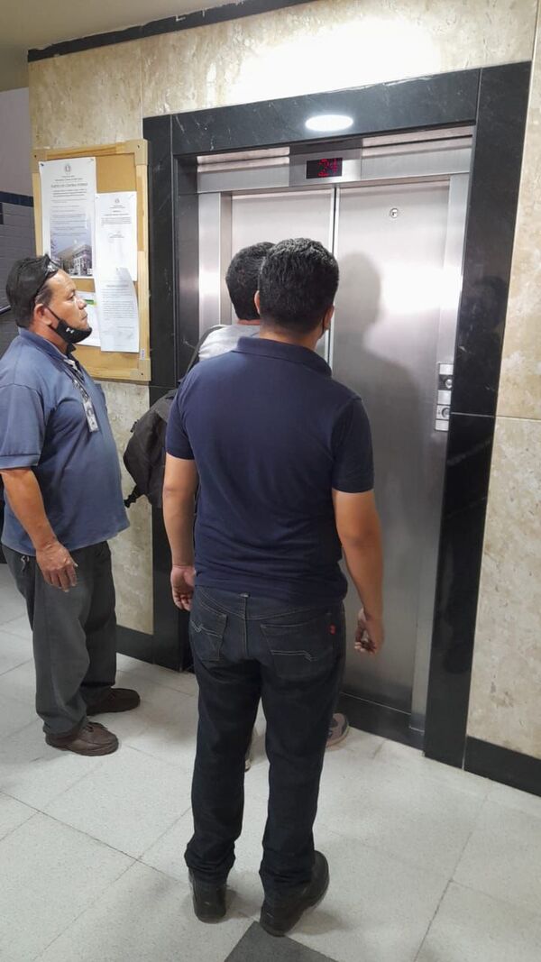 Funcionarios de Diputados quedan atrapados en ascensor del Congreso - Nacionales - ABC Color