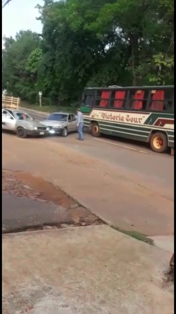 Bus interno que circulaba sin habilitación protagonizó triple choque » San Lorenzo PY