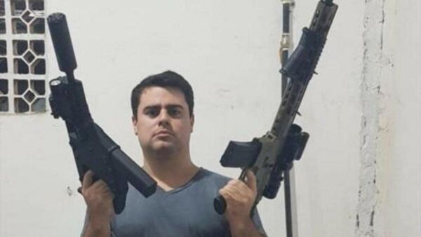 Detienen a abogado por violencia familiar e incautan arsenal de armas