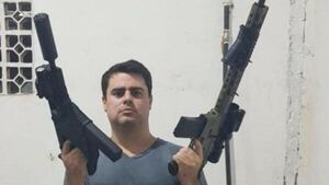 Abogado violento cayó con un montón de armas