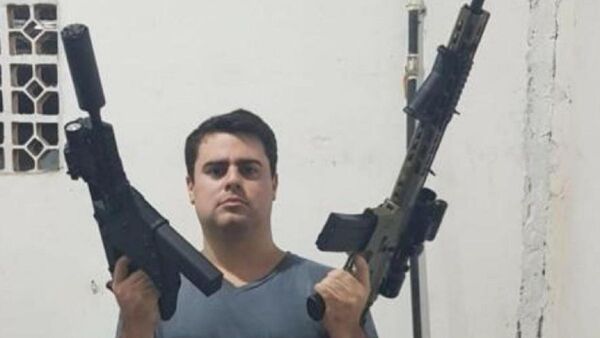 Abogado violento cayó con un montón de armas