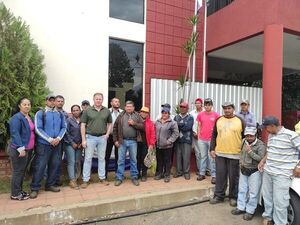 Cansados de esperar, funcionarios municipales de Ayolas reclaman pago de salarios  - Nacionales - ABC Color