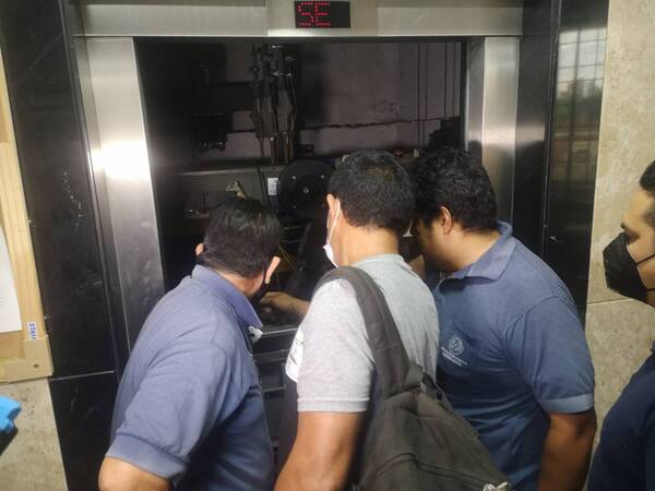 Crónica / Susto en Diputados: ascensor se bloqueó con 3 funcionarios dentro