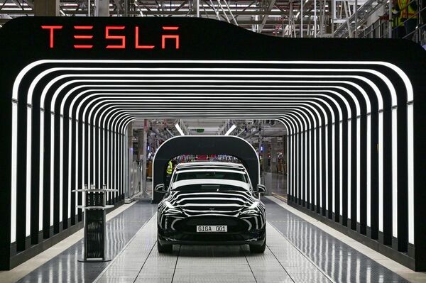 Elon Musk inaugura una “megafábrica” de Tesla