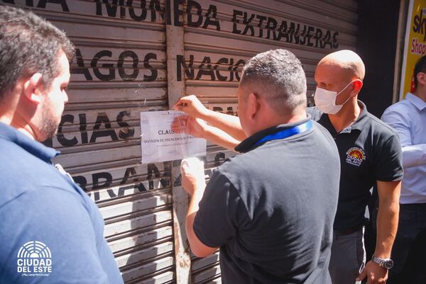 Clausuran comercio donde asaltaron a un turista