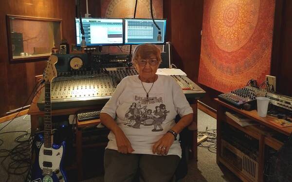 Pionera del rock necesita ayuda para costear tratamiento - El Independiente