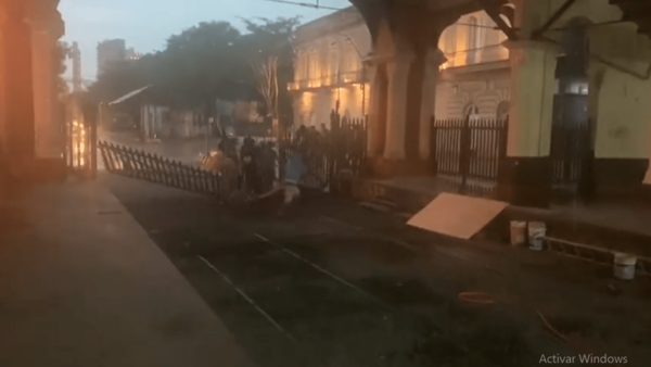 Campesinos invaden la estación central del ferrocarril