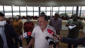 Camioneros y campesinos deben seguir movilizándose, dice senador