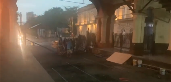 Diario HOY | Titular del Ferrocarril recrimina a manifestantes que se refugiaron del temporal en la estación