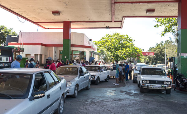 Largas colas y gasolineras vacías: Falta de combustibles en La Habana - MarketData