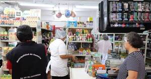 La Nación / Funcionarios municipales retiran productos vencidos de un supermercado