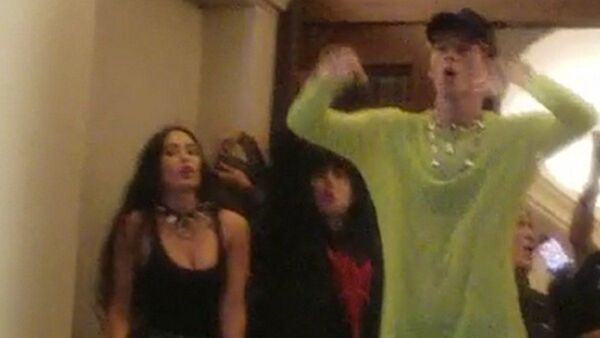 Machine Gun Kelly dando concierto afuera de su hotel en las calles de Asunción