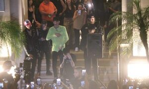Machine Gun Kelly hace un show en vivo frente al hotel donde se hospeda, tras suspenderse el Festival Asunciónico