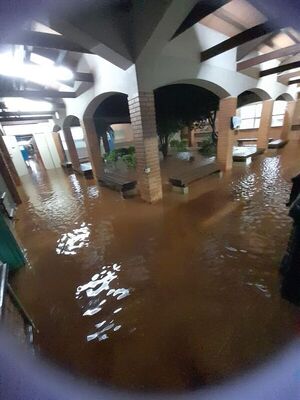 Temporal inundó corredores y parte interna del Materno de San Lorenzo - Nacionales - ABC Color