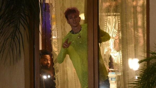 Machine Gun Kelly apareció sorpresivamente y dio un minishow frente a hotel de Asunción