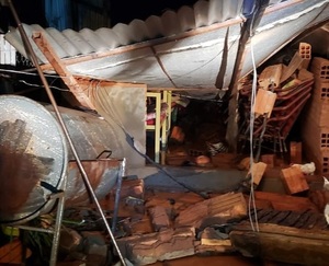 Hombre muere aplastado por muralla durante temporal - 1000 Noticias