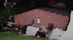 Hombre fallece aplastado tras derrumbe de muralla de su casa