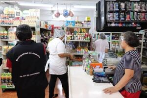 Funcionarios municipales retiran productos vencidos de un supermercado de Asunción