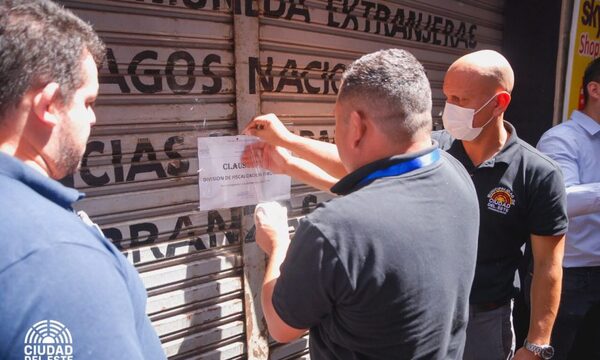 Municipalidad de Ciudad del Este cierra unlocal comercial céntrico por falta de patente – Diario TNPRESS