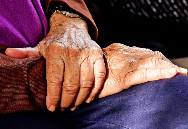 Diario HOY | Detallan criteros de admisión para adultos mayores a la red de hogares públicos