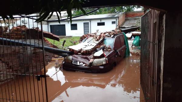 Crónica / Un hombre murió aplastado tras derrumbe de muralla en la tormenta