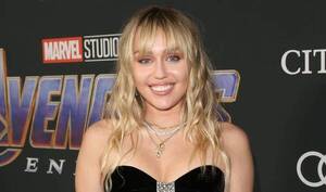 El avión de Miley Cyrus aterrizó en el aeropuerto Guaraní tras ser alcanzado por un rayo - La Clave