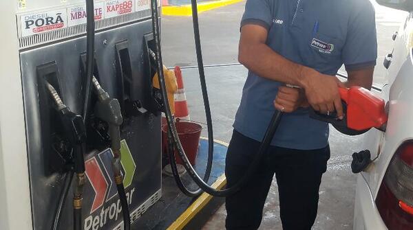 Irregular reposición de combustibles de Petropar en surtidores del Este - La Clave