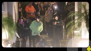 Crónica / [VIDEO] Novio de Megan Fox dio concierto gratirola frente a su hotel