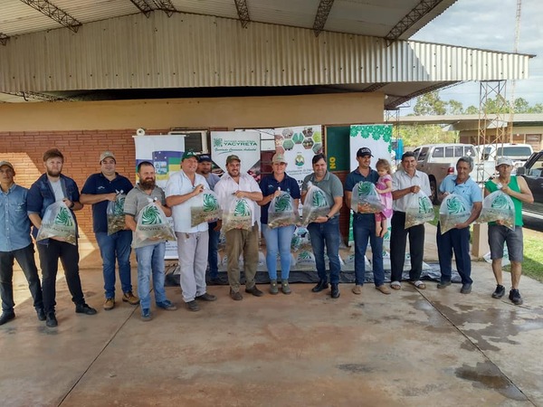 PROGRAMA DEPARTAMENTAL DE PISCICULTURA ENTREGÓ 3100 ALEVINES DE PACÚ A PRODUCTORES DE CARMEN DEL PARANÁ - Itapúa Noticias