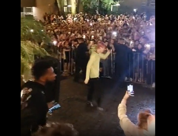 Machine Gun Kelly sorprende con improvisado concierto en hotel