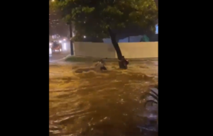 “Vamos a salir de esta”, así animó guardia al niño para salvarlo del raudal