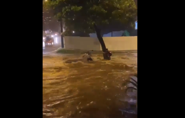 “Vamos a salir de esta”, así animó guardia al niño para salvarlo del raudal