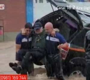 Rescatan a anciano que quedó atrapado en su vehículo por raudales - Paraguay.com