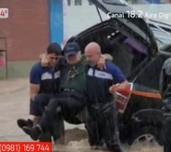 Rescatan a anciano que quedó atrapado en su vehículo por raudales - Paraguay.com