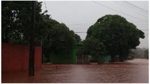 Torrencial lluvia deja calles intransitables en Ciudad del Este