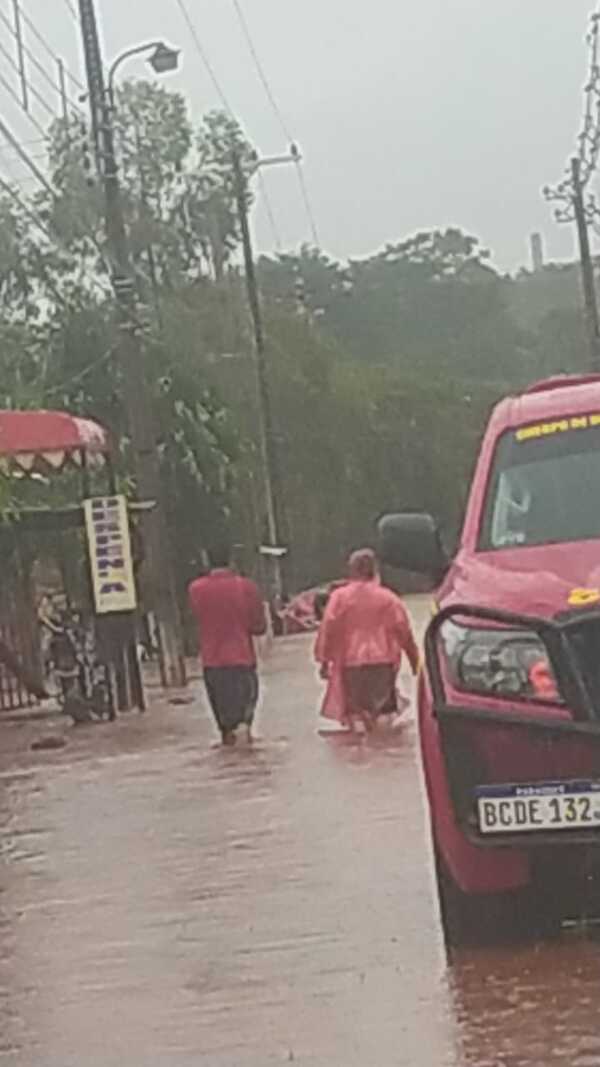 Evacuan a varias familias en el barrio 23 de Octubre - La Clave