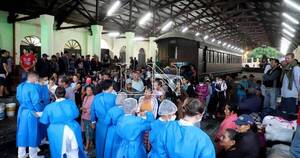 La Nación / Médicos de la Policía asisten a campesinos en la estación del ferrocarril
