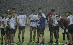Crónica / [GALERÍA] ¿Podrá chutar la Albirró ante Ecuador tras las intensas lluvias?