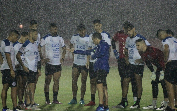 Crónica / [GALERÍA] ¿Podrá chutar la Albirró ante Ecuador tras las intensas lluvias?