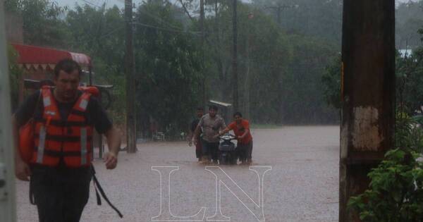 La Nación / Bomberos rescatan a niños y adultos de zonas inundadas de Ciudad del Este