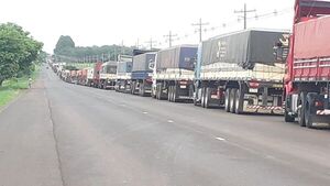Camioneros de Canindeyú endurecen postura y fila de vehículos alcanza varios kilómetros - Nacionales - ABC Color