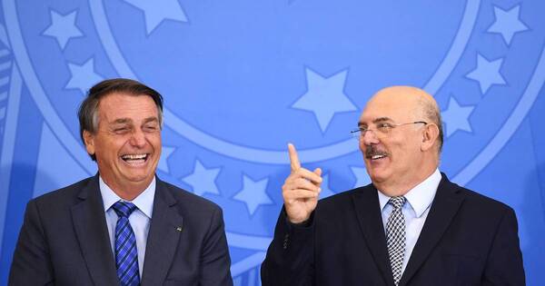 La Nación / Acusan a Bolsonaro de tráfico de influencias