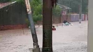 Bomberos rescatan a tres personas atrapadas en zona inundada por raudal