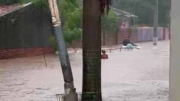 Bomberos rescatan a tres personas atrapadas en zona inundada por raudal