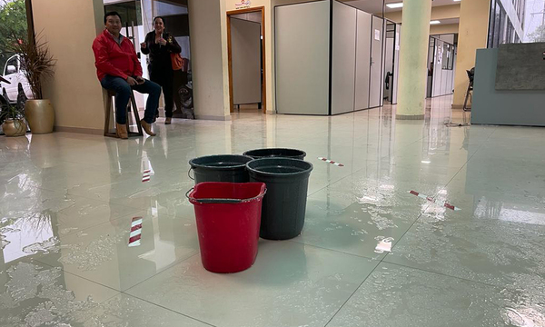 En Coronel Oviedo el nuevo edificio municipal hace aguas por todos lados - OviedoPress