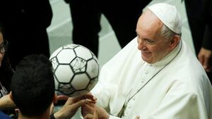 El Papa pide chipa a esposa del pelotero Santander