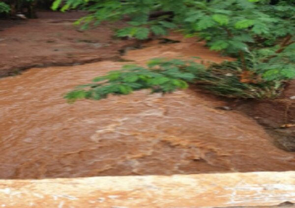 ¡Tragedia! Pequeña de 2 años murió arrastrada por un cauce hídrico | Noticias Paraguay
